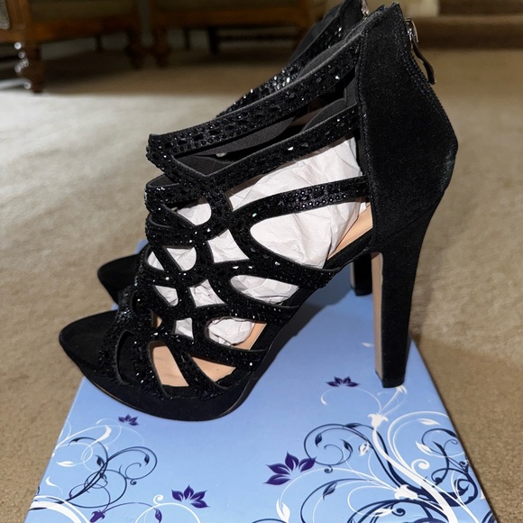 Chic Black Strappy Heels - Picture 4 of 4